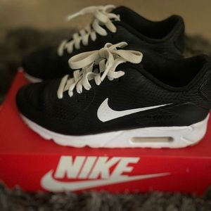 Used Nike Sneakers!!! Good condition!!